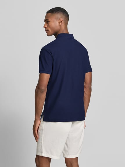 Männermodel trägt Slim Fit Poloshirt aus reiner Baumwolle von Polo Ralph Lauren, Optik: Unifarben, Piqué-Textur, Ganzkörperansicht Rückansicht.