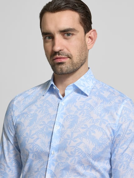 Mannelijk model draagt Super Slim Fit Business-hemd in all-over look met kentkraag van OLYMP, mix van katoen en elastaan, ruglengte 80 cm, schouderbreedte 44 cm, mouwlengte 67 cm, half close-up van bovenlichaam.