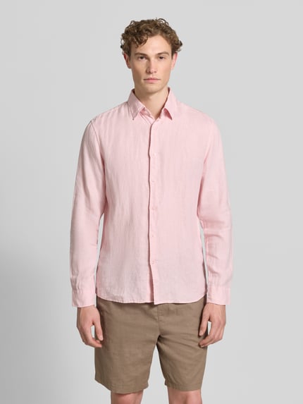 Männermodel trägt Leinenhemd mit Kentkragen von MCNEAL in Rosa, Regular-Fit, reine Leinen, Knopfleiste, Ganzkörperansicht von vorne. Rückenlänge bei Größe L 77 cm, Schulterbreite 50 cm, Ärmellänge 68 cm.