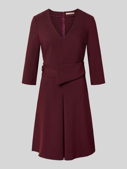 Produktfoto, Knielanges Cocktailkleid mit V-Ausschnitt von Rinascimento in Dunkelrot, taillierter Schnitt, 3/4-Ärmel, Taillengürtel, glatte Struktur.