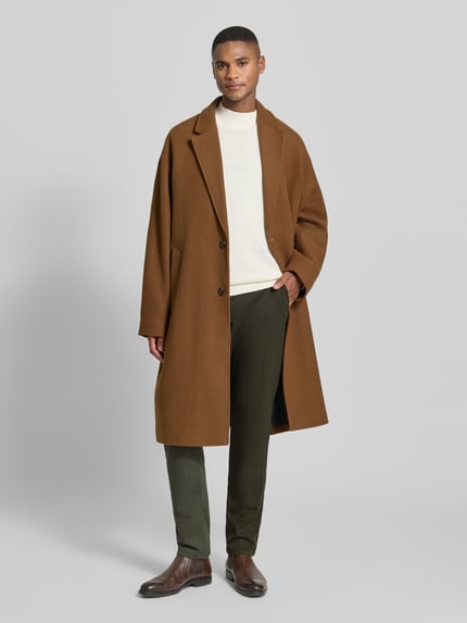 Männermodel trägt Slim Fit Stoffhose mit Viskose-Anteil von MCNEAL, Dunkelgrün, Elastischer-Material-Mix, Eingrifftaschen, Knopf-Reißverschluss, Herrenmode, Ganzkörperansicht von vorne.