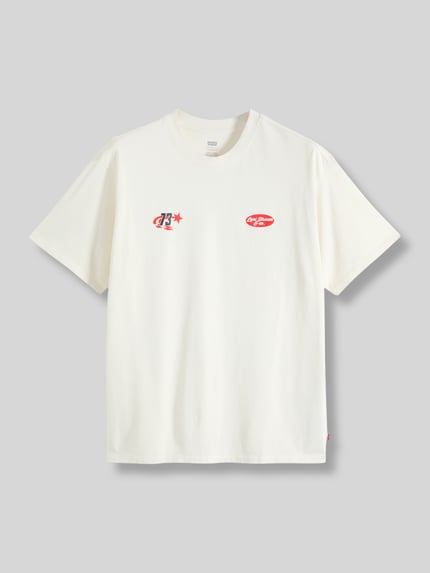 Produktfoto, weißes Relaxed Fit T-Shirt aus reiner Baumwolle von Levi's® mit roten Aufdrucken auf Brust, glatte Textur, Herren T-Shirt