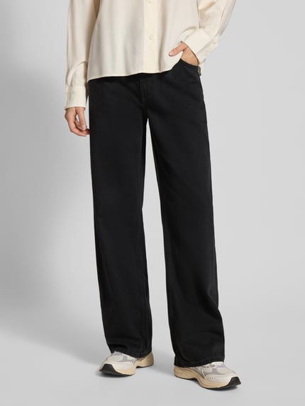 Frauenmodel trägt Wide Leg Jeans aus Baumwoll-Mix Modell 'TOMMA' von Marc O'Polo Denim in Schwarz, 5-Pocket-Design, Nahaufnahme Unterkörper.