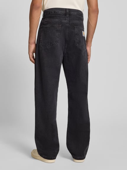 Männermodel trägt Straight Fit Jeans Modell 'LANDON' von Carhartt Work In Progress, schwarze Baumwollmischung, 5-Pocket-Design, Ganzkörperansicht Rückansicht. Material-Mix, Bundweite 43 cm, Innenbeinlänge 78 cm, Knopf- und Reißverschluss.