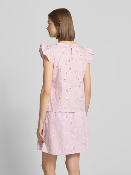 Frauenmodel trägt Regular Fit Blusentop aus reiner Baumwolle Modell 'BANNA' von Pieces mit floralem Allover-Muster, Ganzkörperansicht Rückansicht.