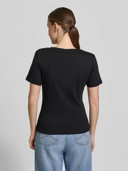 Vrouwenmodel draagt Slim Fit T-shirt uit puur katoen van Tommy Hilfiger, look: effen, korte mouw, jersey, logostitching, v-hals, Ganzkörperansicht Rückansicht