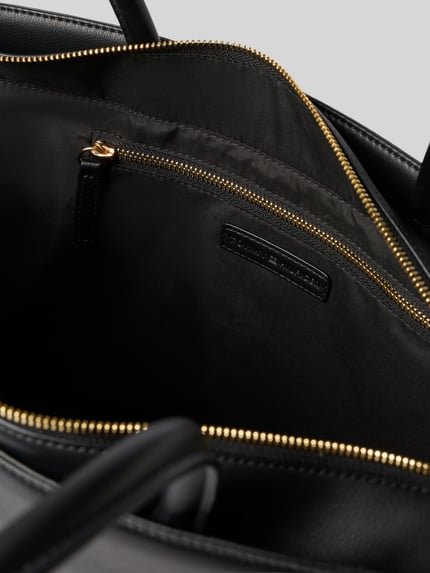 Produktfoto, Shopper mit Reißverschluss und Logo-Detail von Tommy Hilfiger, Sicht auf schwarzes Innenfutter und goldfarbenen Reißverschluss, Damen Shopper von Tommy Hilfiger