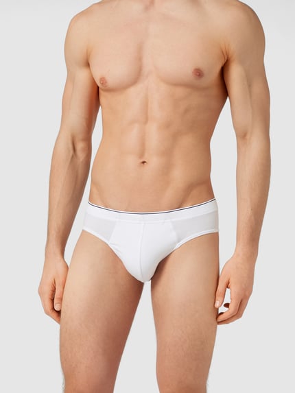 Męski model nosi Slip mit elastischem Bund im 3er-Pack von MCNEAL z mieszanki bawełny i elastanu, dopasowany krój, białe; nahaufnahme tułowia.