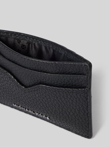 Produktfoto, Kartenetui aus Leder Modell 'HUDSON NOTCHED' von Michael Kors, czarna fakturowana skóra, wiele przegródek, detal z logo