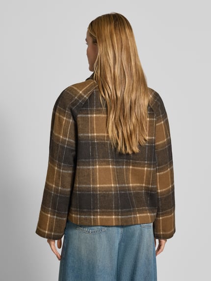 Frauenmodel trägt Regular Fit Jacke mit Woll-Anteil von Christian Berg Woman Selection, kariertes Muster in Braun- und Beigetönen, Material-Mix, Rückenansicht, Kontext: Damen Jacke, Umlegekragen, Knopfleiste, aufgesetzte Taschen, Rückenlänge 60 cm, Schulterbreite 44 cm, Brustweite 56 cm, Ärmellänge 61 cm, KI-modifiziertes Bild