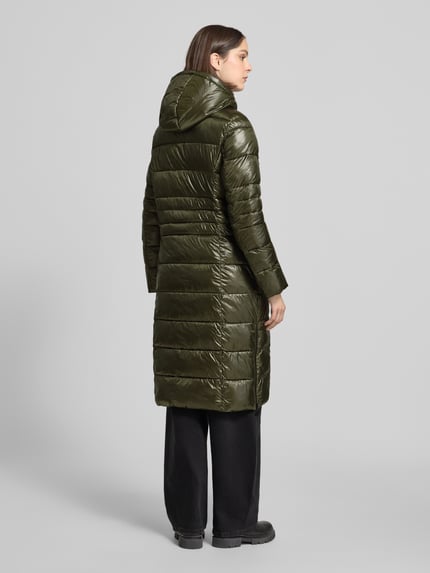 Frauenmodel trägt Puffer Coat mit Kapuze Modell 'DALIA LONG' von FRIEDA & FREDDIES, unifarben, glänzend, Longline, Ganzkörperansicht Rückansicht.