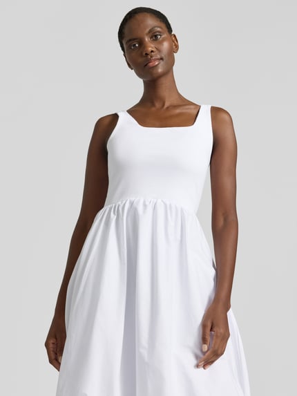 Vrouwenmodel draagt 'Ballonförmiges Midikleid im 2-in-1-Look' van Rich & Royal, wit, mix van katoen en elastaan, vierkante hals, Nahaufnahme bovenlichaam.