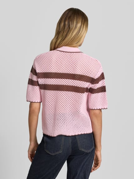 Frauenmodel trägt Cardigan mit Polokragen und 1/2-Arm von Jake*s Casual aus reiner Baumwolle in Rosa mit braunen Streifen, gerader Schnitt, Rückansicht Ganzkörperansicht.