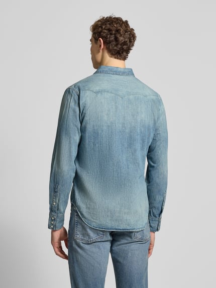 Męski model nosi Freizeithemd in Denim-Optik od Polo Ralph Lauren z bawełny, regular fit, jasnoniebieski, widok całej sylwetki z tyłu.