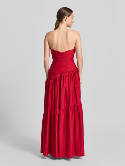 Modelka nosi sukienka wieczorowa 'Abendkleid im Stufen-Look' od Luxuar, długa, taliowany krój, bez rękawów, efekt stopniowania, zamek błyskawiczny z tyłu, długość tyłu w rozmiarze 36: 125 cm, szerokość klatki piersiowej w rozmiarze 36: 34 cm, widok całej sylwetki od tyłu