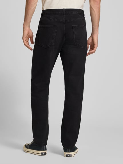 Männermodel trägt Straight Fit Jeans mit Eingrifftaschen von REVIEW in Schwarz, Baumwoll-Elasthan-Mix, Ganzkörperansicht Rückansicht.