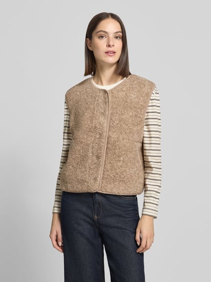 Kobiece modelka nosi Teddyweste mit Rundhalsausschnitt von Christian Berg Woman z futerka, krój regular fit, listwa z zatrzaskami, okrągły dekolt, widok całej sylwetki z przodu.