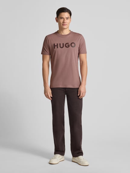 Męski model nosi Regular Fit T-Shirt aus reiner Baumwolle Modell 'DULIVIO' od HUGO, jednolity kolor, label print, okrągły dekolt, krótki rękaw, bawełna, pełny widok z przodu.