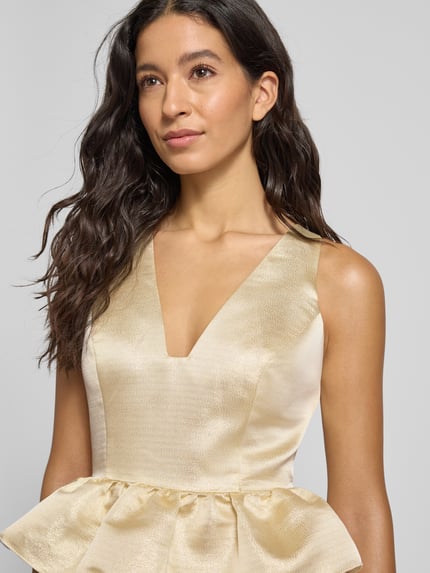 Frauenmodel trägt Cocktailkleid aus Satin im Stufen-Look von Adrianna Papell in Gold, V-Ausschnitt, A-Linie, Nahaufnahme Oberkörper.