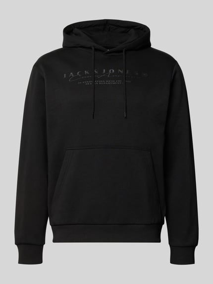 Produktfoto, Hoodie mit Label-Print von Jack & Jones in Schwarz aus Baumwoll-Mix, lockerer Schnitt, Kapuze mit Tunnelzug, Känguru-Tasche, gerippte Abschlüsse, Rückenlänge 68 cm, Ärmellänge 66 cm.