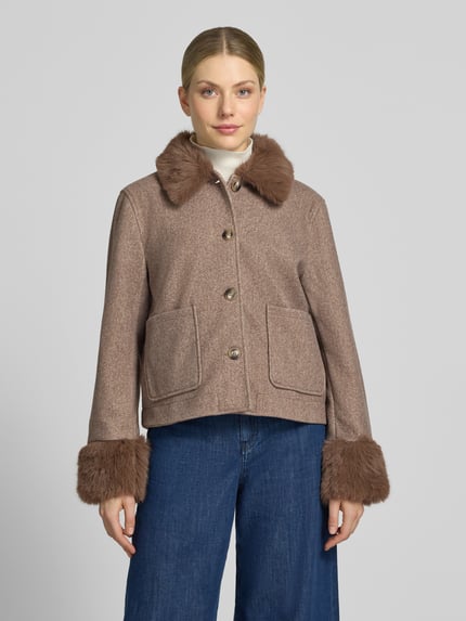 Frauenmodel trägt Jacke mit Kentkragen Modell 'yanna' von FREE/QUENT, braune Textur, aufgesetzte Taschen, Knopfleiste, Ganzkörperansicht von vorne.