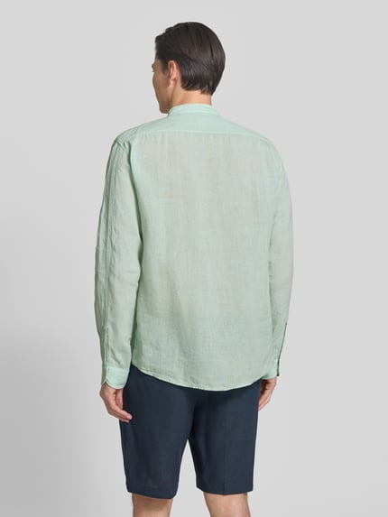 Männermodel trägt Regular Fit Freizeithemd aus reinem Leinen Modell 'RACE_1_M' von BOSS Orange, Optik: Unifarben, Ganzkörperansicht Rückansicht.