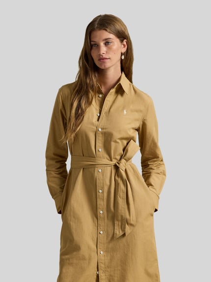 Frauenmodel trägt Hemdblusenkleid aus Baumwoll-Leinen-Mix von Polo Ralph Lauren in Beige mit Taillengürtel, Nahaufnahme Oberkörper.