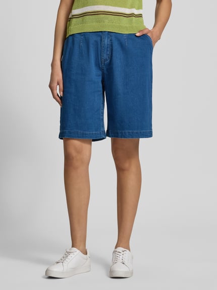 Frauenmodel trägt Chino-Shorts mit Gesäßleistentaschen von Buena Vista aus blauem Baumwoll-Mix mit Stretch-Anteil, Wide-Fit, Knopf-Reißverschluss, seitliche Eingrifftaschen, Bundweite 40 cm, Innenbeinlänge 25 cm, Ganzkörperansicht von vorne.
