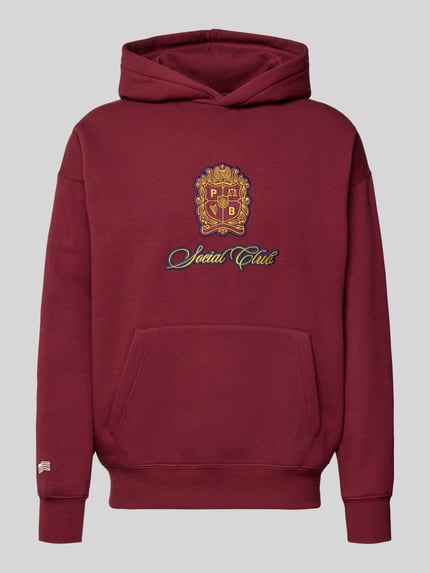 Produktfoto, Hoodie mit Kapuze von PROHIBITED in Bordeaux, lockerer Schnitt, Känguru-Tasche, Label-Detail, Baumwoll-Mix, gerippte Abschlüsse