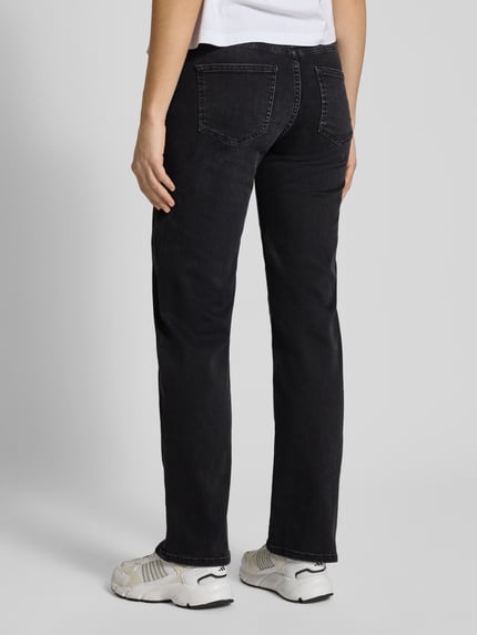 Frauenmodel trägt Straight Fit Jeans im 5-Pocket-Design von Review aus elastischem Baumwoll-Mix, schwarze Farbe, Ganzkörperansicht Rückansicht.