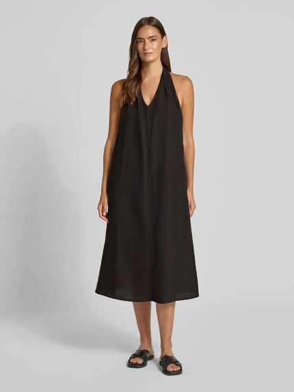 Frauenmodel trägt Midikleid aus Viskose-Mix mit Leinen-Anteil Modell 'Qudia' von Someday, Loose-Fit, Schwarz, V-Ausschnitt, Neckholder, Ganzkörperansicht von vorne. Damen Midikleid, Rückenlänge 116 cm, Brustweite 48 cm, seitlicher Nahtreißverschluss.