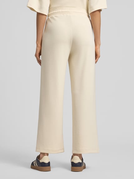 Frauenmodel trägt Wide Leg Sweatpants mit elastischem Bund von Soyaconcept in Beige, Material-Mix mit Modal, Ganzkörperansicht Rückansicht.
