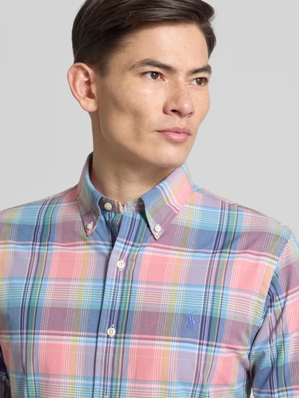 Männermodel trägt Custom Fit Freizeithemd mit Button-Down-Kragen von Polo Ralph Lauren, bunt kariert, Reine Baumwolle, Nahaufnahme Oberkörper. Rückenlänge 82 cm, Schulterbreite 44 cm, Ärmellänge 65 cm, Knopfleiste, Label-Stitching.