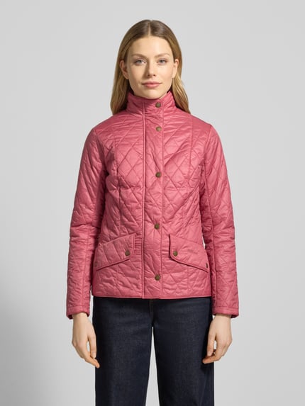 Modelka nosi Kurtka pikowana Regular Fit Steppjacke mit Stehkragen Modell 'FLYWEIGHT' od Barbour, efekt: jednolity kolor, stójka, zatrzaski, długi rękaw, kieszenie z patką, wykończenie: pikowanie. Ganzkörperansicht von vorne.