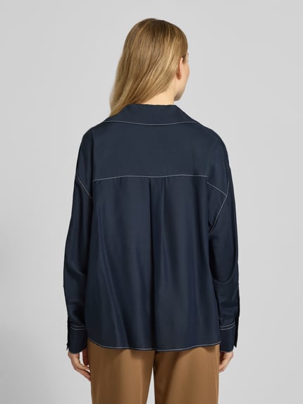 Frauenmodel trägt Loose Fit Bluse mit Seiden-Anteil Modell 'BRIZZY' von BOSS in Dunkelblau, Ziernähte, Rückansicht, Damenmode, Lyocell-Mix