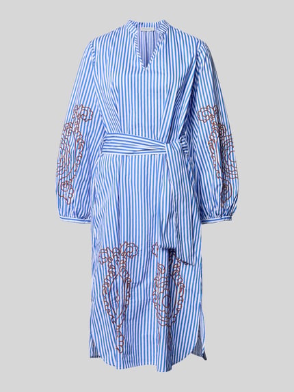 Produktfoto, Hemdblusenkleid mit Stitchings und Bindegürtel von Christian Berg Woman aus Reine Baumwolle, Gerader-Schnitt, blau-weiß gestreift, Midikleid, V-Ausschnitt, Stickereidetails, glatte Textur