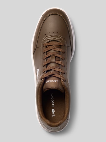 Produktfoto, braune glatte Oberfläche, runde Form, weiße Sohle, wytłoczone logo; Sneakersy Court Pro von Lacoste, Herren Sneaker