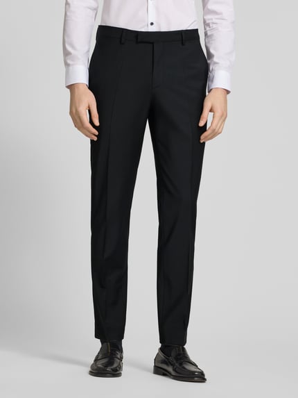 Männermodel trägt Slim Fit Anzughose mit Bügelfalten Modell 'Grant' von Pierre Cardin, schwarz, Material-Mix, Nahaufnahme Unterkörper.