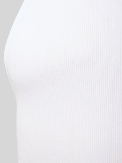 Productfoto, fijn geribbelde witte stof, pure katoen, slim fit, detailopname van Feinripp-Unterhemd met Rundhalsausschnitt van Schiesser