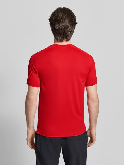 Męski model nosi T-Shirt mit Label-Print od EA7 Emporio Armani, czerwony kolor, materiał z elastycznością, widok całej sylwetki z tyłu.