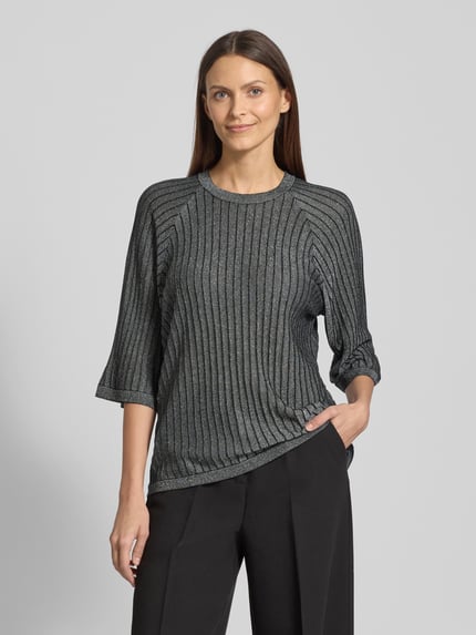 Frauenmodel trägt Strickpullover mit gerippten Abschlüssen Modell 'VIOLETTA' von Soyaconcept, Viskose-Mix, lockerer Schnitt, Rundhalsausschnitt, 3/4-Ärmel, Rückenlänge bei Größe S 60 cm, Ärmel 33 cm, Grau mit schwarzen Streifen, Ganzkörperansicht von vorne.