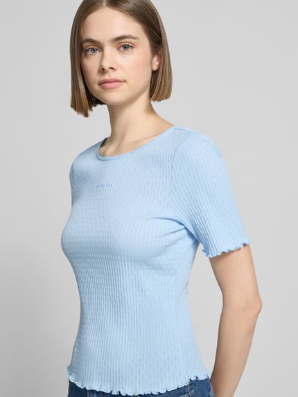 Frauenmodel trägt Damen T-Shirt mit Strukturmuster und Logo-Stitching Modell 'Lune' von OH APRIL in Blau, Ganzkörperansicht von vorne. Reine Baumwolle, Körpernaher-Schnitt, Rundhalsausschnitt mit Spitze, Muschelsaum, Rückenlänge bei Größe S: 50 cm.