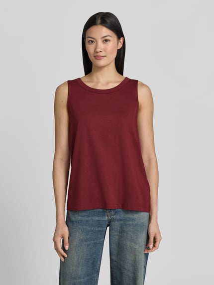 Vrouwenmodel draagt Regular Fit Trägertop aus katoenmix van s.Oliver RED LABEL in bordeauxrood, eenvoudige rechte vormen, gladde textuur, vooraanzicht van het gehele lichaam.