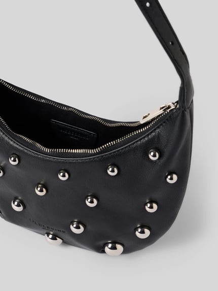Produktfoto, schwarze Hobo Bag mit Applikationen, Logo-Prägung, Hauptfach mit Reißverschluss, Schultergurt, Modell 'RYKER' von LIEBESKIND BERLIN, Maße 27 cm Breite, 22 cm Länge, 5 cm Tiefe, Schulterriemen 43 cm