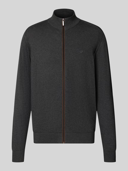 Produktfoto, Regular Fit Strickjacke aus reiner Baumwolle mit Label-Stitching von bugatti, kolor grafitowy, faktura dzianiny, stójka, krój regular fit, długość tyłu w rozmiarze M: 69 cm, długość rękawów w rozmiarze M: 68 cm