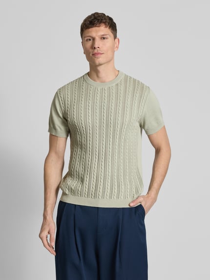 Männermodel trägt T-Shirt mit Zopfmuster von Lindbergh in Strick-Optik, Reine Baumwolle, Gerader-Schnitt, Rundhalsausschnitt, Ganzkörperansicht von vorne.