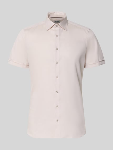 Produktfoto, Slim Fit Business-Hemd mit Kentkragen von OLYMP Level Five aus Reine Baumwolle, kurze Ärmel mit Aufschlag, Knopfleiste, helle Farbe, glatte Textur, Rückenlänge bei Größe 40: 70 cm, Schulterbreite: 40 cm, Ärmellänge: 24 cm.