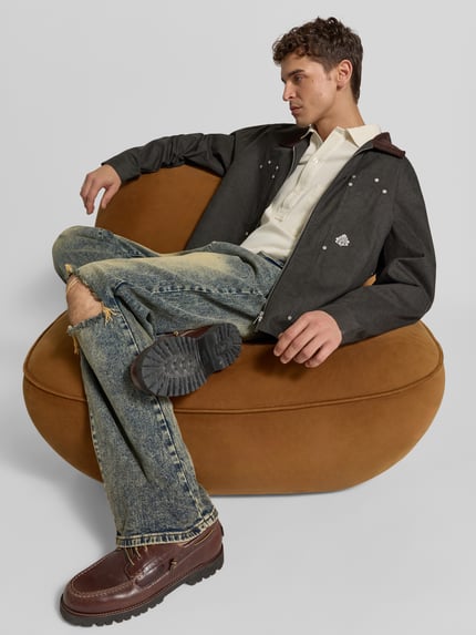 Männermodel trägt Straight Fit Jeans im Destroyed-Look von Don't Waste Culture, Baumwoll-Elasthan-Mix, 5-Pocket-Design, Ganzkörperansicht von vorne.