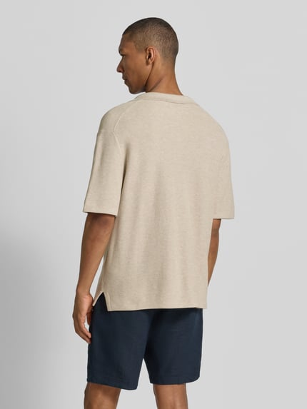 Männermodel trägt Regular Fit Poloshirt aus reiner Baumwolle von Polo Ralph Lauren in Beige, strukturierte Oberfläche, Ganzkörperansicht Rückansicht.