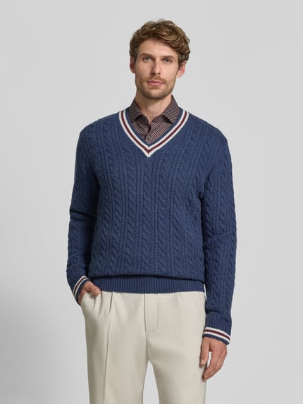 Männermodel trägt Strickpullover mit Woll-Anteil von MCNEAL in Blau mit Zopfmuster und gerippten Abschlüssen, Ganzkörperansicht von vorne. Herren Strickpullover, Woll-Mix, gerader Schnitt, V-Ausschnitt, Rückenlänge 71 cm, Ärmellänge 74 cm.